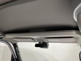 オーバーヘッドシェルフちょっとした収納に便利です。