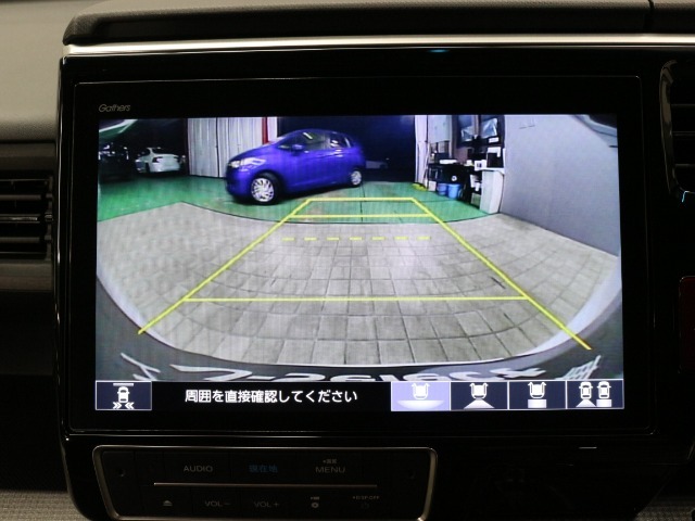 【バックカメラ】駐車時に後方がリアルタイム映像で確認できます。大型商業施設や立体駐車場での駐車時や、夜間のバック時に大活躍！運転スキルに関わらず、今や必須となった装備のひとつです！