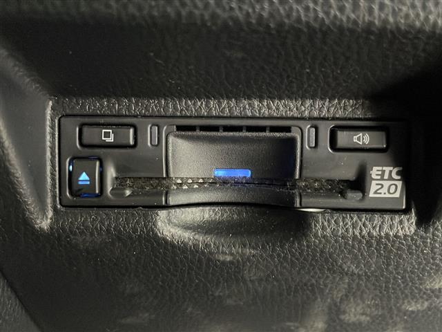 【ETC】有料道路を利用する際に料金所で停止することなく通過できる、ETC車載器（ノンストップ自動料金収受システム機器）が装備されています。セットアップを行うことで利用可能になります。