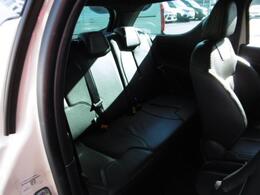 仏蘭西流おもてなし空間がここに。伝統の乗り心地の良さを十分に体感できるのが後席です。