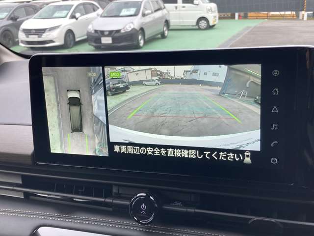 自車を真上から見下ろすように映し出すので周囲の状況が分かるアラウンドビューモニター搭載。フロントカメラとしても使用できます。車庫入れなど苦手な人の頼りになる助っ人です。