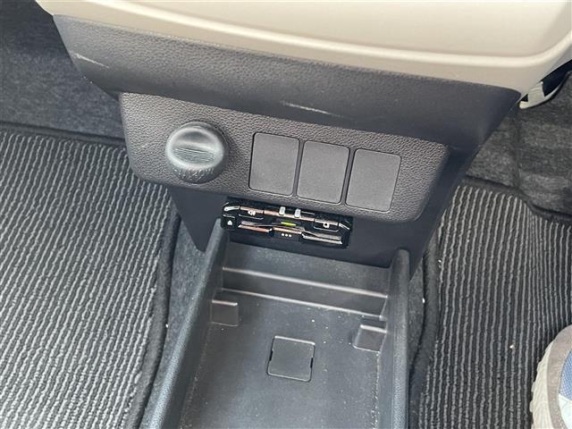 【フロアマット】車内を綺麗に保つのには必須のアイテムです。当店ではフカフカな新品マットも絶賛取り扱い中！ぜひご相談くださいませ。