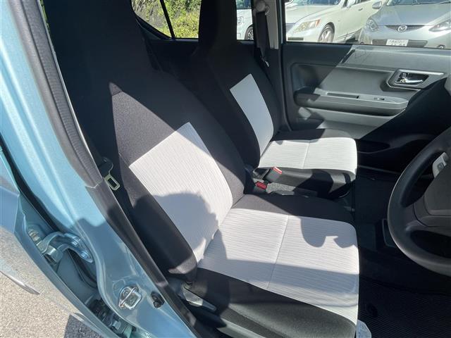 【運転席】座り心地が良いシートなので長時間の運転でも快適にお過ごしいただけます。新品のフロアマットのご注文も可能です。掲載箇所以外にご希望の写真がございましたらお気軽にお問い合わせ下さい。