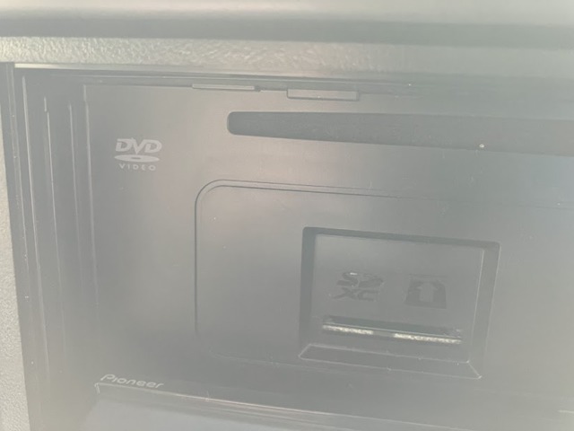 【DVD再生】 長距離ドライブや渋滞時も快適に。お気に入りの映像を車内で楽しめる便利な装備です。