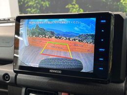 【バックカメラ】駐車時に後方がリアルタイム映像で確認できます。大型商業施設や立体駐車場での駐車時や、夜間のバック時に大活躍！運転スキルに関わらず、今や必須となった装備のひとつです！