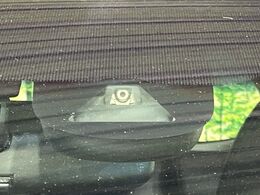 【ホンダセンシング】走行中に前方の車両等を認識し、衝突しそうな時は警報とブレーキで衝突回避と被害軽減をアシスト。より安全にドライブをお楽しみいただけます。