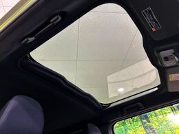 【ガラスルーフ】ガラスルーフ搭載で車内の解放感が一気にアップ！開放的なドライブをお楽しみいただけます。