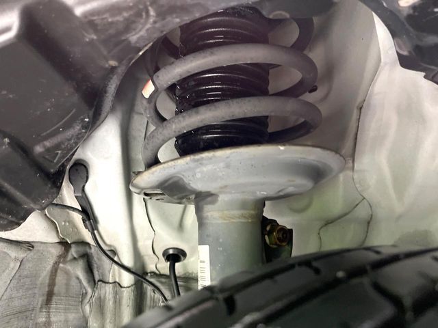 お車を安心してお乗りいただく為には、足回りの定期点検が欠かせません。サービスサポート（有償保証）では無料点検もご提供しており、安心のカーライフをお過ごしいただけるサポート体制が整っています。