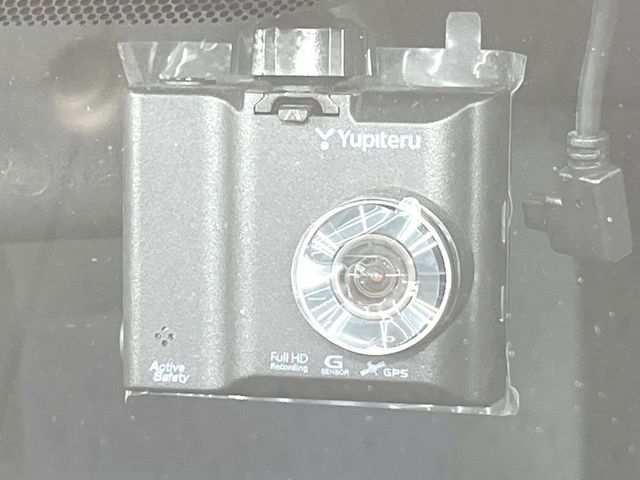 【ドライブレコーダー】安心・安全なカーライフに必須のドライブレコーダーを装備！走行中はもちろん、あおり運転や事故に遭遇した際の状況も映像で記録し、万一のリスクに備えます。