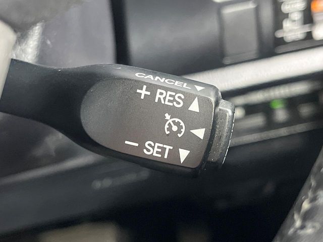 【クルーズコントロール】高速道路もラクラク走行。アクセルを離しても一定速度で走行ができ、長距離運転時の負担を軽減！加速・減速も簡単なスイッチ操作で調整できます。