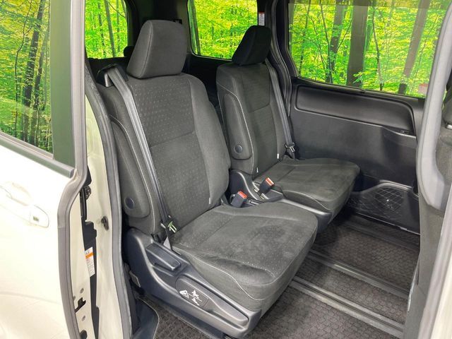 後部座席も気になるようなキズ・汚れやへたり等、大きなダメージはなく、良好な状態です。