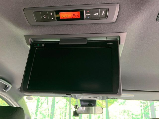 【フリップダウンモニター】大画面モニターで後席でもエンタメをお楽しみいただけます。小さなお子様にも大人気の装備です♪