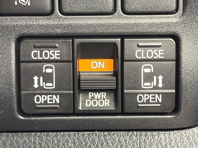 【両側パワースライドドア】スマートキーや運転席のスイッチで後席両側スライドドアの開閉が可能♪電動だから力を入れてドアを開ける必要が無く、小さなお子様でも簡単に開け閉めでき快適です♪