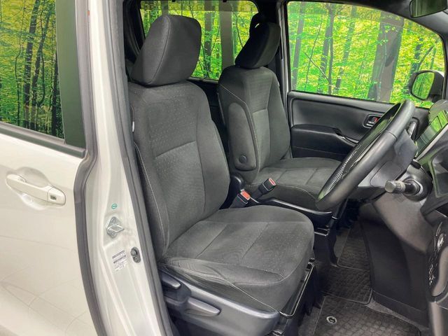運転席シート廻りは使用感も少なく、良好な状態となっています。丁寧に使われていたことがよくわかりますね。