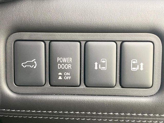 【両側パワースライドドア】スマートキーや運転席のスイッチで後席両側スライドドアの開閉が可能♪電動だから力を入れてドアを開ける必要が無く、小さなお子様でも簡単に開け閉めでき快適です♪