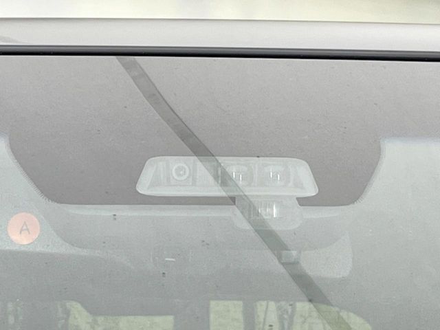 【三菱e-Assist】走行中に前方の車両等を認識し、衝突しそうな時は警報とブレーキで衝突回避と被害軽減をアシスト。より安全にドライブをお楽しみいただけます。