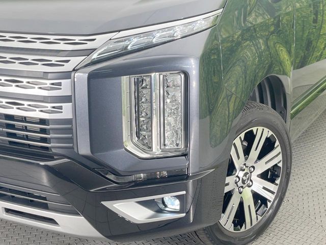 【LEDヘッドライト】悪天候や夜間走行時も良好な視界を確保し安心して運転できる高輝度LEDヘッドライトを装備！点灯速度が早く、消費電力も抑えられています。