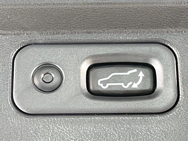 【パワーバックドア】スマートキーや運転席のボタンを押すだけでリアゲートが自動で開閉します！荷物を持っている時や、高い位置にあるバックドアを閉める際に便利な機能です♪