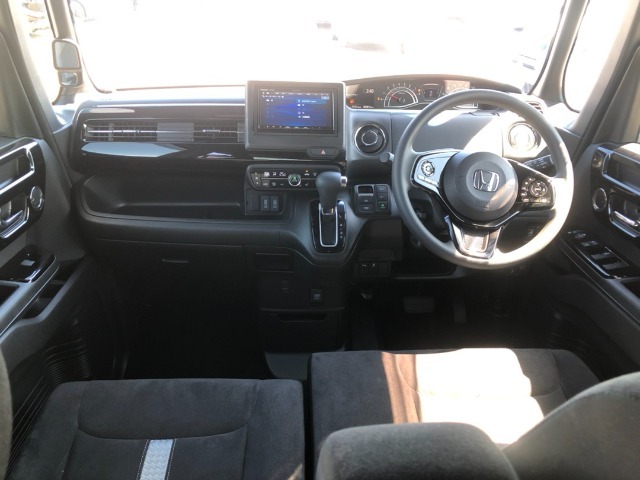 【インパネ全体】手が届きやすく、どなたでも運転しやすいです。シンプルで使いやすい設計になっています！