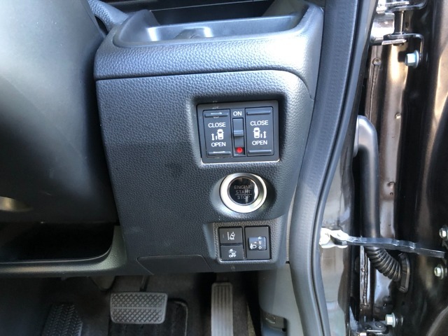 【両側電動スライドドア】リモコンや運転席のスイッチ操作のほか、ドアハンドルを少し引くだけでリアドアが自動開閉します♪