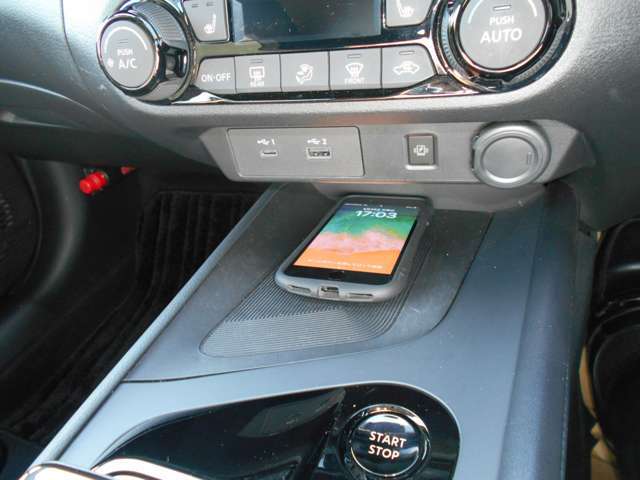 ワイヤレスでスマートフォンなどを充電できますので、とても便利です。