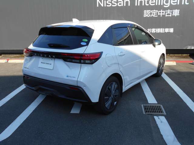 全周囲カメラが付いています。後ろはもちろん隣の駐車ラインまで見れますので車庫入れが簡単で楽しくなりそうです。