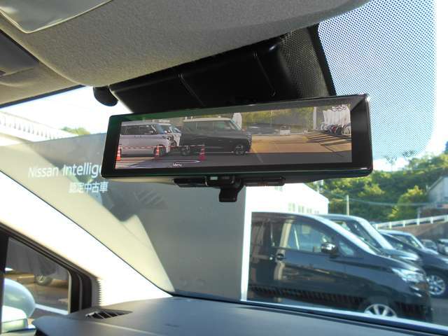 スマートミラーです。後席に人がいたり荷物が山積みでも大丈夫。後の視界はカメラの映像で見れますよ。