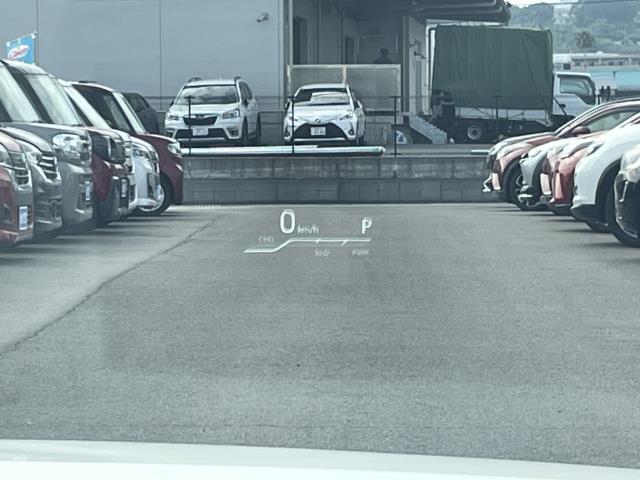 フロントガラスに様々な情報を投映して教えてくれるヘッドアップディスプレイ♪視線移動の機会を低減してくれます♪