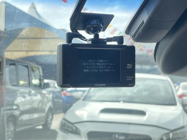 ディーラーオプションの純正ドライブレコーダー（TZ-D205W）が付いています♪
