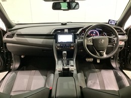 車内は光触媒抗菌消臭施工済です。インパネ周りはスタイリッシュなデザインで機能や装備も充実しています。グローブボックスやカップホルダーのほかにトレーなどたくさんの収納スペースが付いています。
