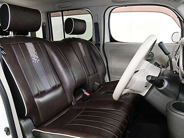 運転席まわりです。実際に座ってみて乗り心地を体感してみて下さい。