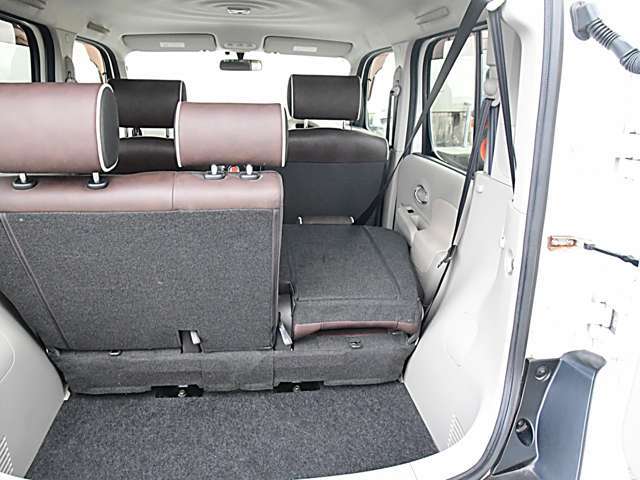 ラゲッジスペースです。リヤシートは可倒式で大きな荷物の搭載にも使えます。