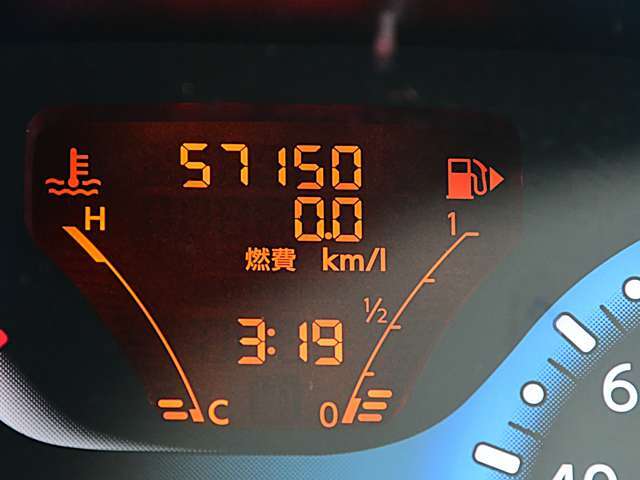 メーター内には走行距離の他、平均燃費、瞬間燃費の表示が出来ますのでエコ運転に役立ちます。