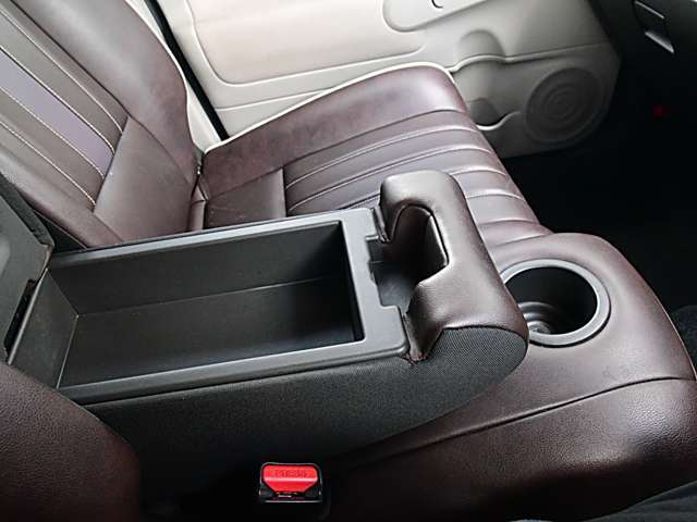 前席には収納機能の付いた大型の肘掛けが有ります。