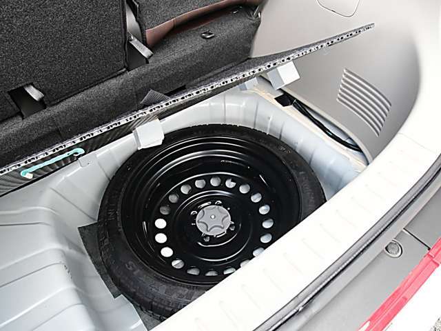 ラゲッジスペースの下にはスペアタイヤが有ります。