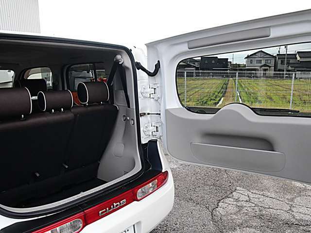 「横開きバックドア」は狭い駐車場でも荷室に簡単にアクセス出来ます。