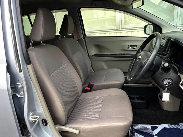 運転席シート廻りは使用感も少なく、良好な状態となっています。前オーナー様が丁寧に使っていたことがよくわかりますね。