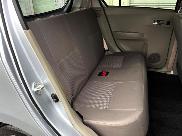 後部座席も気になるようなキズ・汚れやへたり等、大きなダメージはなく、良好な状態です。