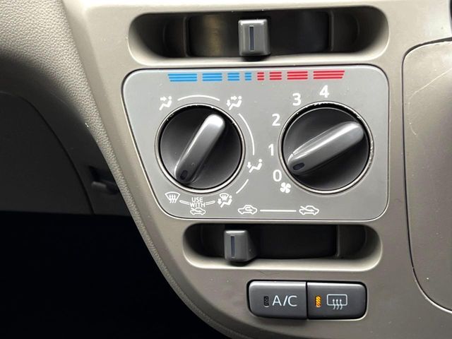 寒い冬も暑い夏も全席に快適な空調を届けてくれる、ダイヤル式エアコンを装備♪