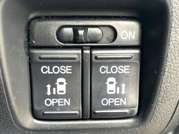 【両側パワースライドドア】スマートキーや運転席のスイッチで後席両側スライドドアの開閉が可能♪電動だから力を入れてドアを開ける必要が無く、小さなお子様でも簡単に開け閉めでき快適です♪
