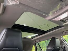【大型サンルーフ】車内の解放感が一気に上がる大型のパノラマルーフ！季節を問わず開放的で快適なドライブをお楽しみいただけます。流通量も少なく希少価値の高い人気の装備です♪