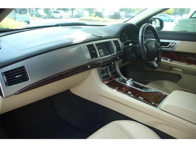お車の詳細をお聞きになりたい場合は、是非お電話下さい。お車を直接確認しながら小傷の状態まで細かくお伝えいたします。