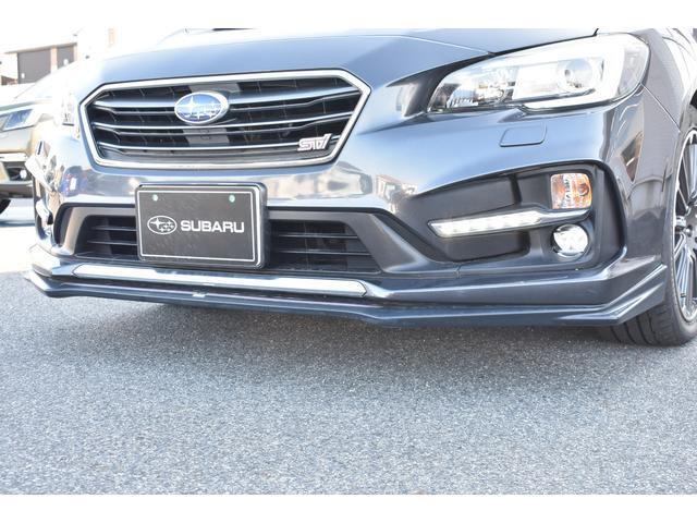 STI製のフロントアンダースポイラー。高速走行時にフロント部に受ける空気の流れを整え、マイナスリフトを発生させることでフロントタイヤの接地性を向上させます。