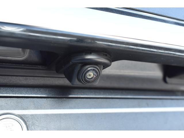 リヤカメラ付きなので、シフトレバーをリバースにすると連動してカメラ映像に切り替わります。