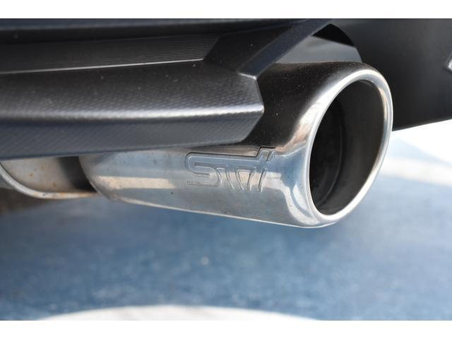 STI Sport専用の大型マフラーカッターにはSTIロゴも入っており特別感を演出