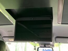 【フリップダウンモニター】大画面モニターで後席でもエンタメをお楽しみいただけます。小さなお子様にも大人気の装備です♪