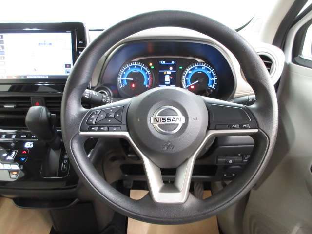 運転が楽しくなる明るく開放的な運転席まわりです。