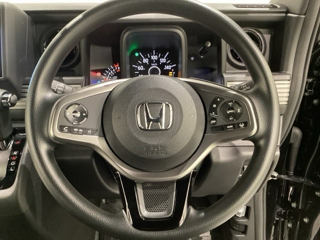 ハンドルにHondaセンシング系のクルーズコントロールやレーンキープアシストなどのスイッチと、オーディオの操作スイッチが装備されています。ハンドルから手を離さず安全に操作できます。