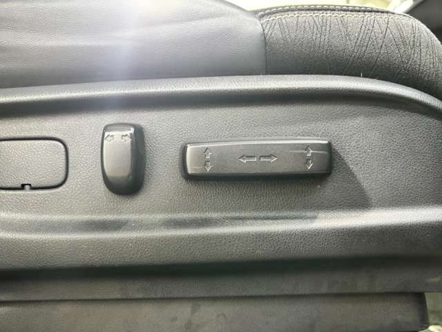 【電動パワーシート】最適なシートポジションを提供し快適にお過ごしいただけ、助手席は足元にお荷物を置いてもゆとりのある空間です。
