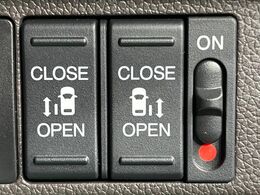 【両側パワースライドドア】スマートキーや運転席のスイッチで後席両側スライドドアの開閉が可能♪電動だから力を入れてドアを開ける必要が無く、小さなお子様でも簡単に開け閉めでき快適です♪